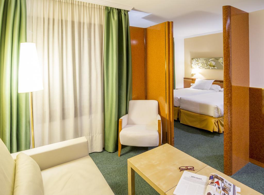 Acacia Suite Barcelona Room photo